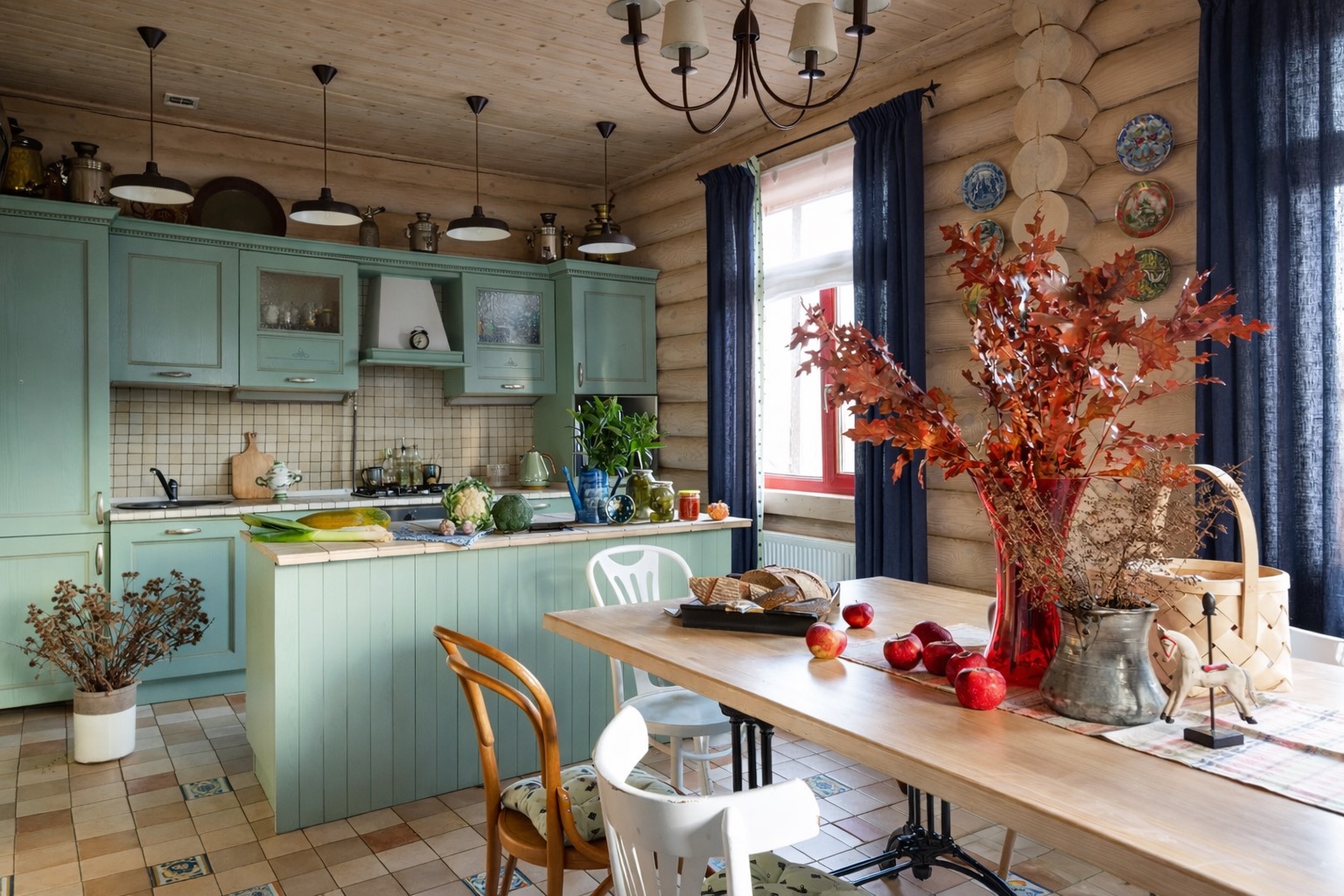 Дверь с стене из сруба